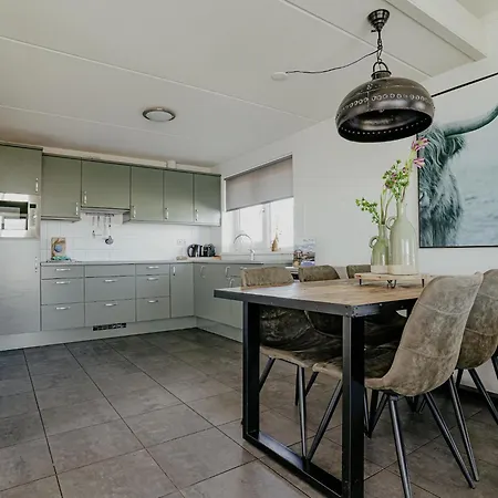 House By Uitgeestermeer With Garden Uitgeest