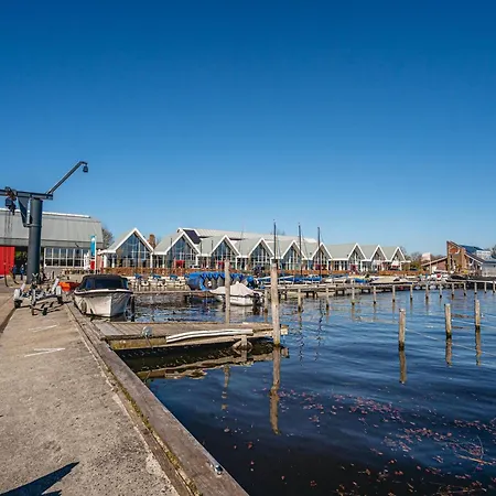 House By Uitgeestermeer With Garden