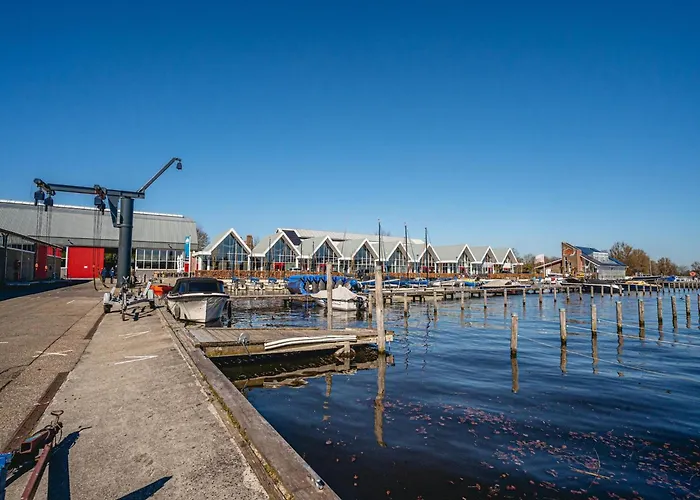 House By Uitgeestermeer With Garden